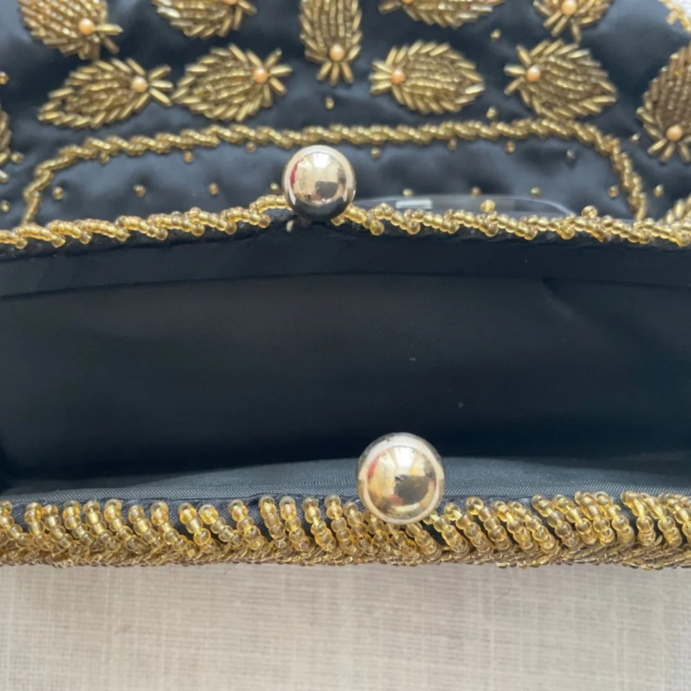 •Vintage  70s Handcrafted Black Silk Pineapple Shaped Beading Purse Clutch